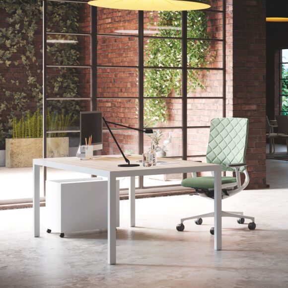 Klöber ergonomischer Drehstuhl am Schreibtisch im Büro