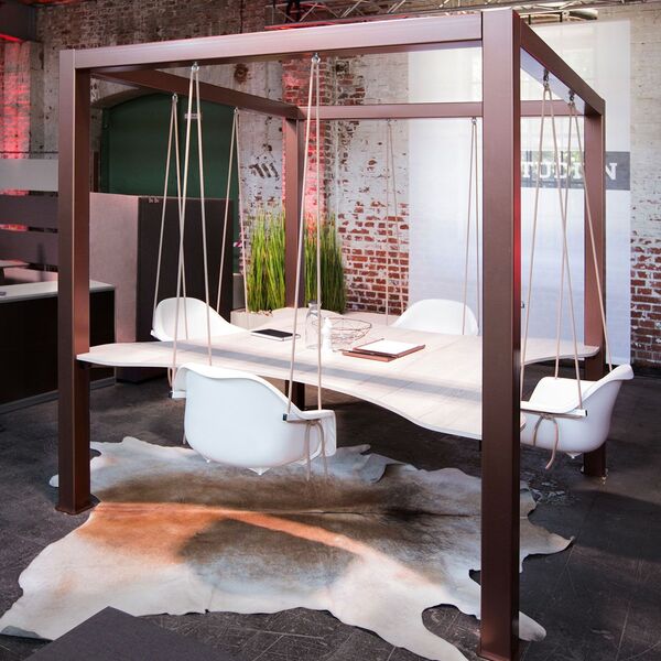 Konferenztisch mit Schaukeln - Innovative Konferenzeinrichtung - Schrader Bürokonzepte