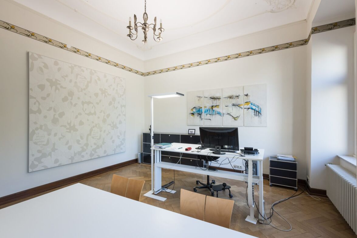 Schreibtisch, Bürolampe im Chefbüro a m Architekten