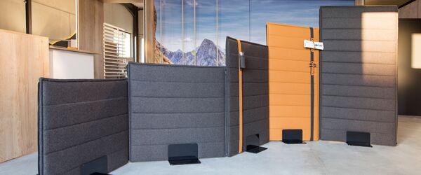 Akustisch wirksame Büroausstattung