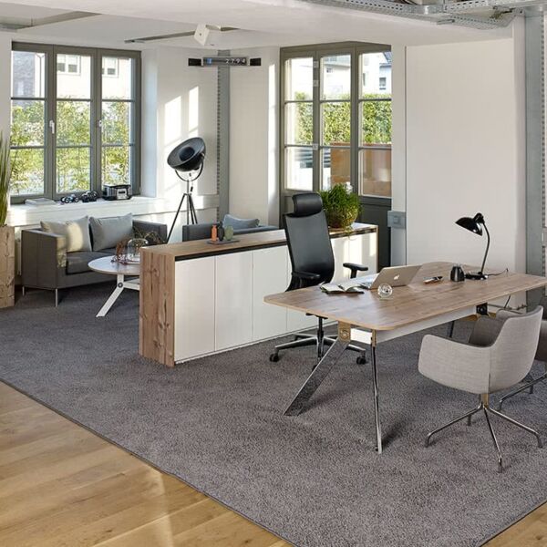 Repräsentative Chefzimmer Einrichtung Büromöbel mit Besucherstühlen und Chefsessel