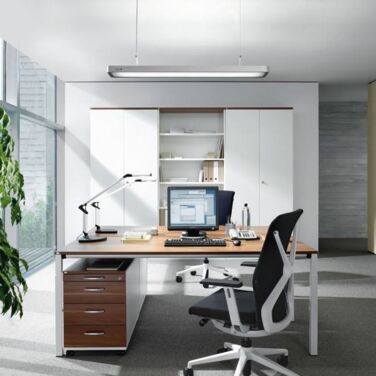 Büroleuchte über einem ergonomischen Arbeitsplatz Büroleuchte über einem ergonomischen Arbeitsplatz