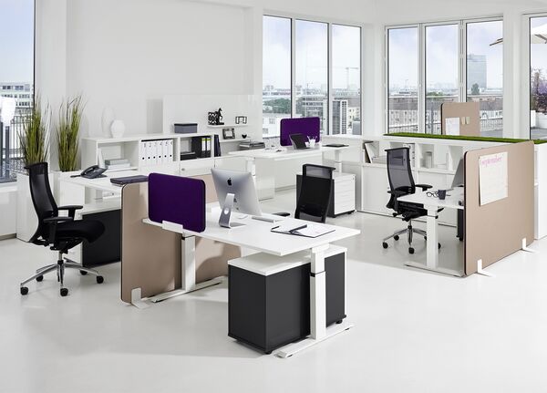 Großraumbüro mit Desk Sharing Arbeitsplätzen und flexiblen Schreibtischen