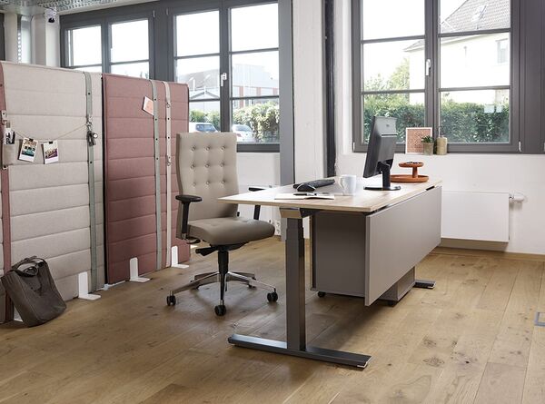 Büroplanung am Kartentisch