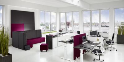 Großraumbüro mit dunkel Rot als Akzentfarbe - Moderne Büroeinrichtung Open Space