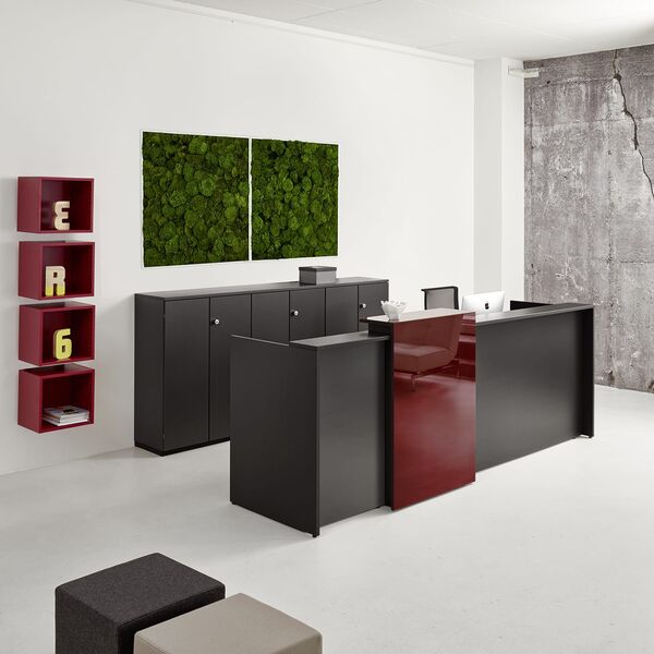 Empfangstheke und Büroschrank in grau mit rot