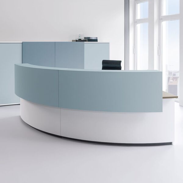 Empfangstheke und Büroschrank in weiß blau
