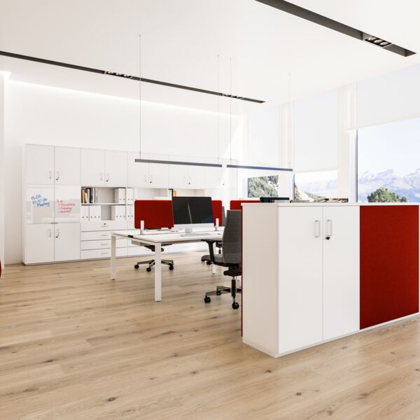 Open Space in weiß mit roter Akzentfarbe - Schränke, Schreibtische und Stühle