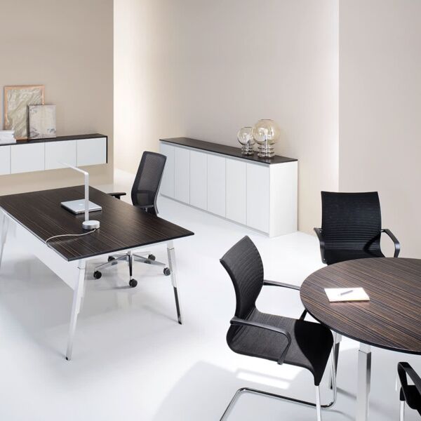 Funktionales Chefzimmer mit Schreibtisch und Sideboars