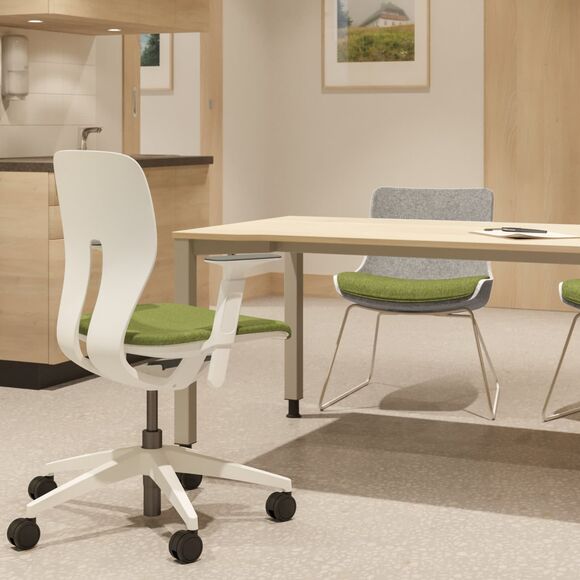 Klöber Büromöbel und Bürostühle am Schreibtisch