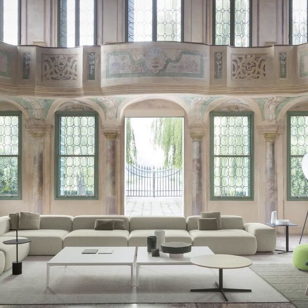 Sofa in beige mit Ohrensessel und Beistelltisch