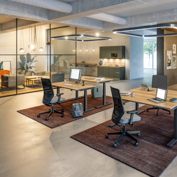 Eleganter Open Space mit ergonomischen Büromöbeln