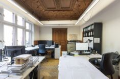 Mehrpersonenbüro mit Büroschrank und Drehstühlen a m Architekten