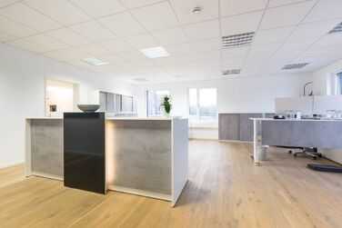 Zeitlose Einrichtung für moderne Büros