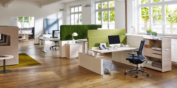 Moderne Büroeinrichtung im Großraumbüro Moderne Büroeinrichtung im Großraumbüro