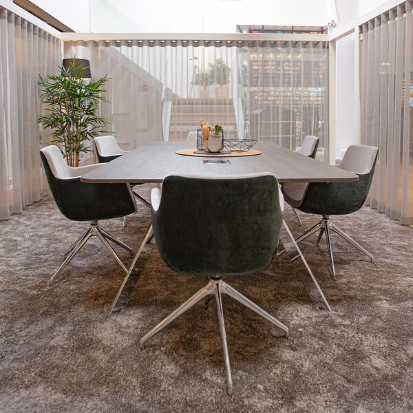 Konferenz im flexiblen Konferenzraum durch Vorhänge