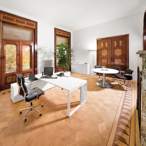 Hochwertiges Chefzimmer mit weisser Büroeinrichtung