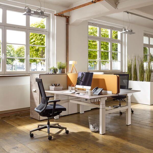 Höhenverstellbarer Schreibtisch mit Motor und passendem Drehstuhl