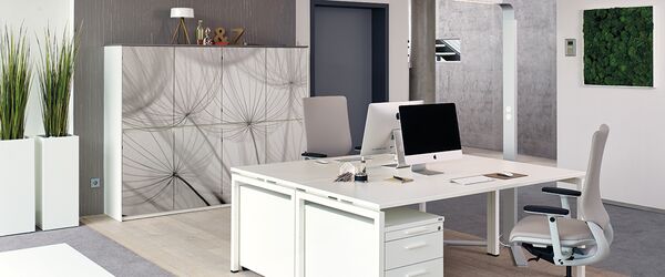 Büroschrank mit akustisch wirksamen Fronten