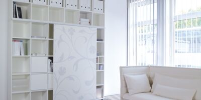 Weißer Büroschrank mit Blumen