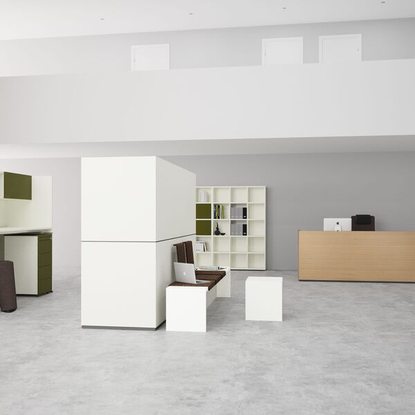 Empfangsbereich mit Büroschrank und Lounge