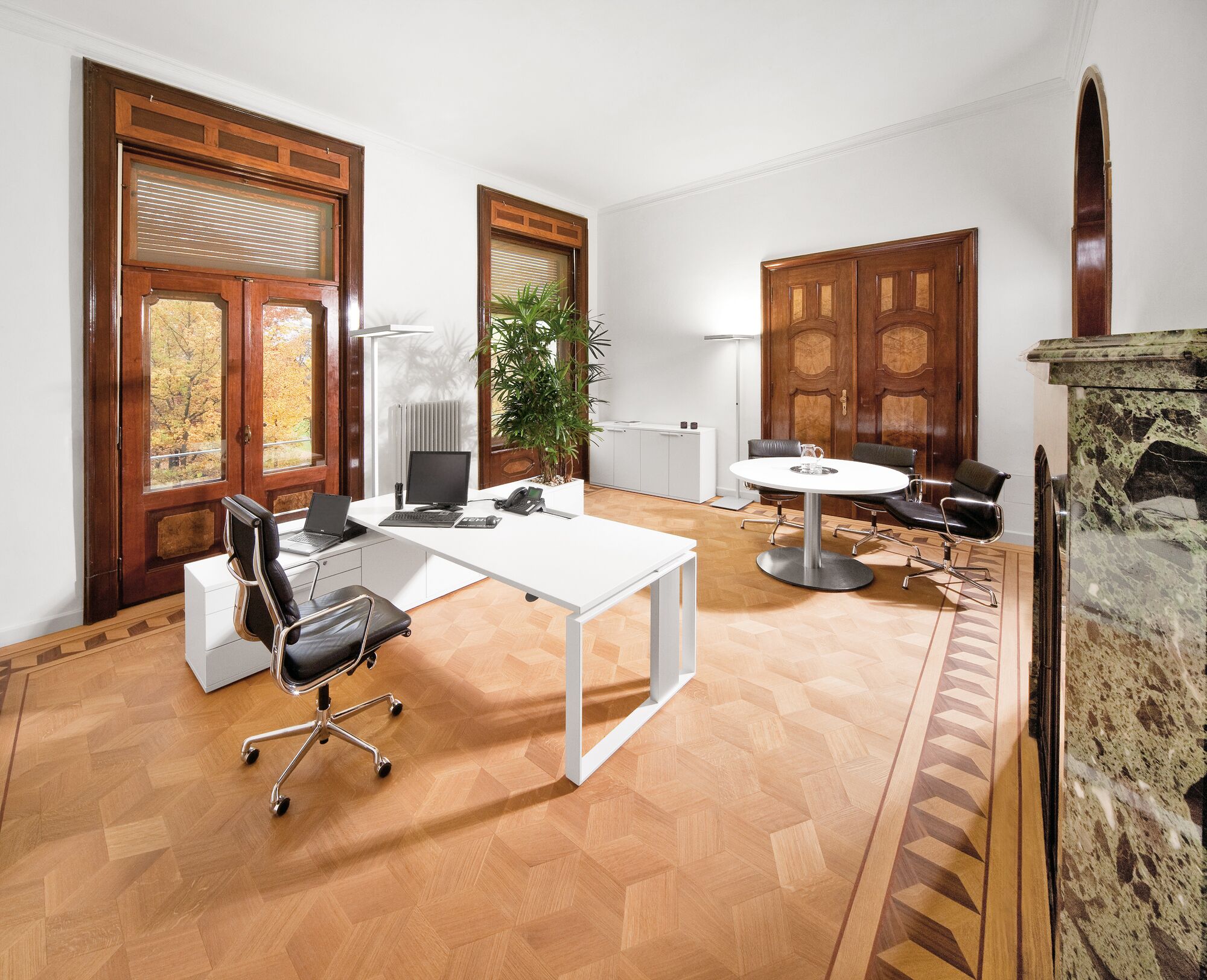 Hochwertiges Chefzimmer mit weisser Büroeinrichtung Hochwertiges Chefzimmer mit weisser Büroeinrichtung