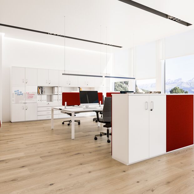 Büroschrank in weiß mit roter akustischer Zwischenwand