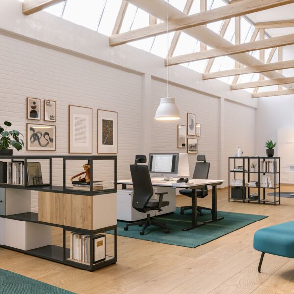 Wohnliches Open Space Büro mit Schränken, Arbeitsplätzen und Büroküche