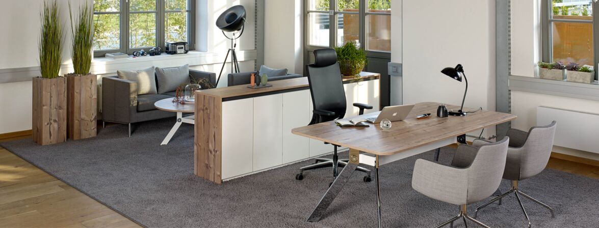Chefbüro hochwertig eingerichtet mit Chefschreibtisch, Sideboard und Chefsessel