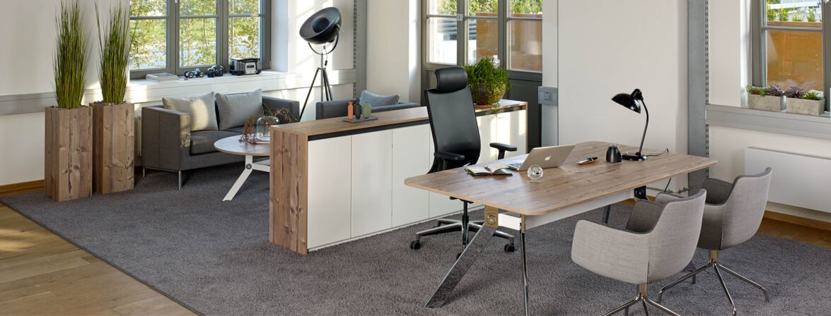 Chefbüro hochwertig eingerichtet mit Chefschreibtisch, Sideboard und Chefsessel Chefbüro hochwertig eingerichtet mit Chefschreibtisch, Sideboard und Chefsessel