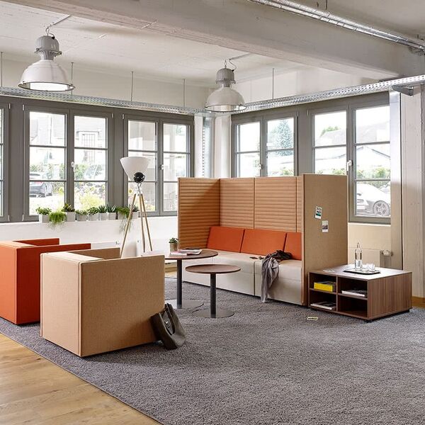 Sitzecke für Warten und Austausch in orange