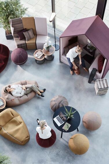 Moderner Open Space mit gemütlicher Sitzecke für flexibles Arbeiten