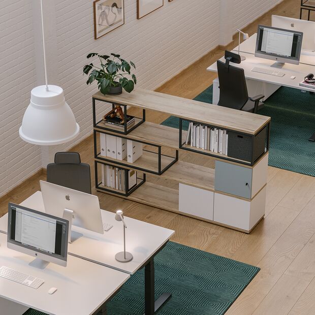 Offener Schrank im offenen Büro mit Holz