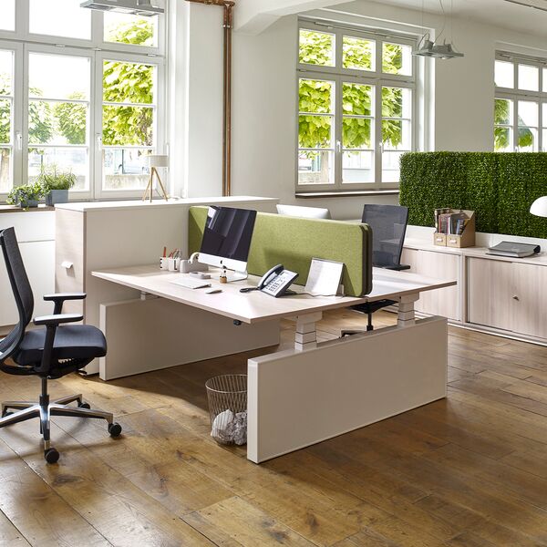 Gemütlicher Arbeitsplatz Schreibtisch Drehstuhl