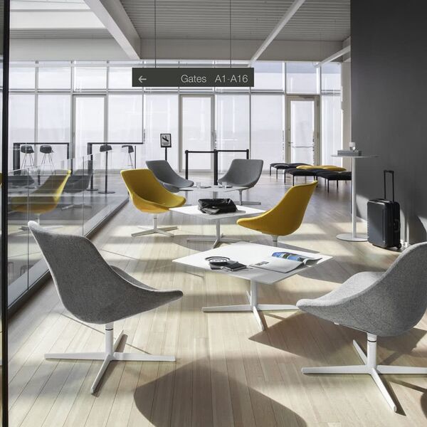 Loungebereich mit Loungestühlen am Flughafen