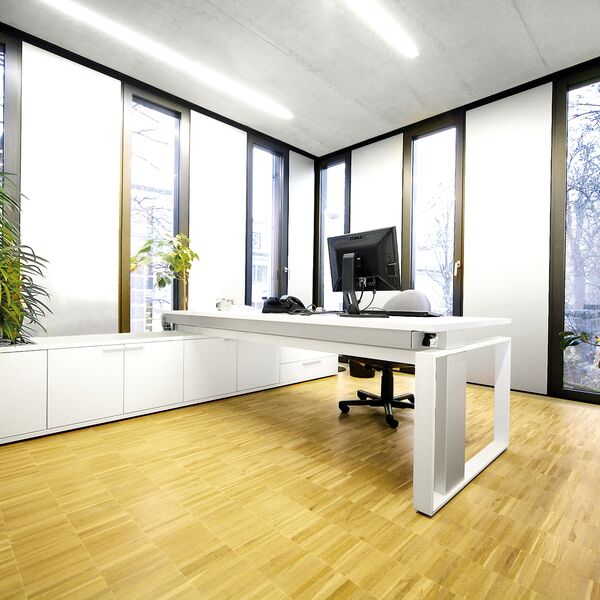 Schreibtisch für Chefzimmer höhenverstellbar