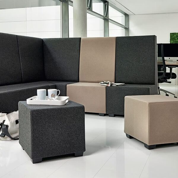 Sitzsofa im Großraumbüro in grau mit beige