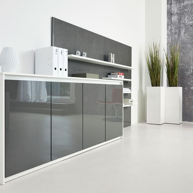 Stauraum Büroschrank in weiß mit grauer Front hochglanz