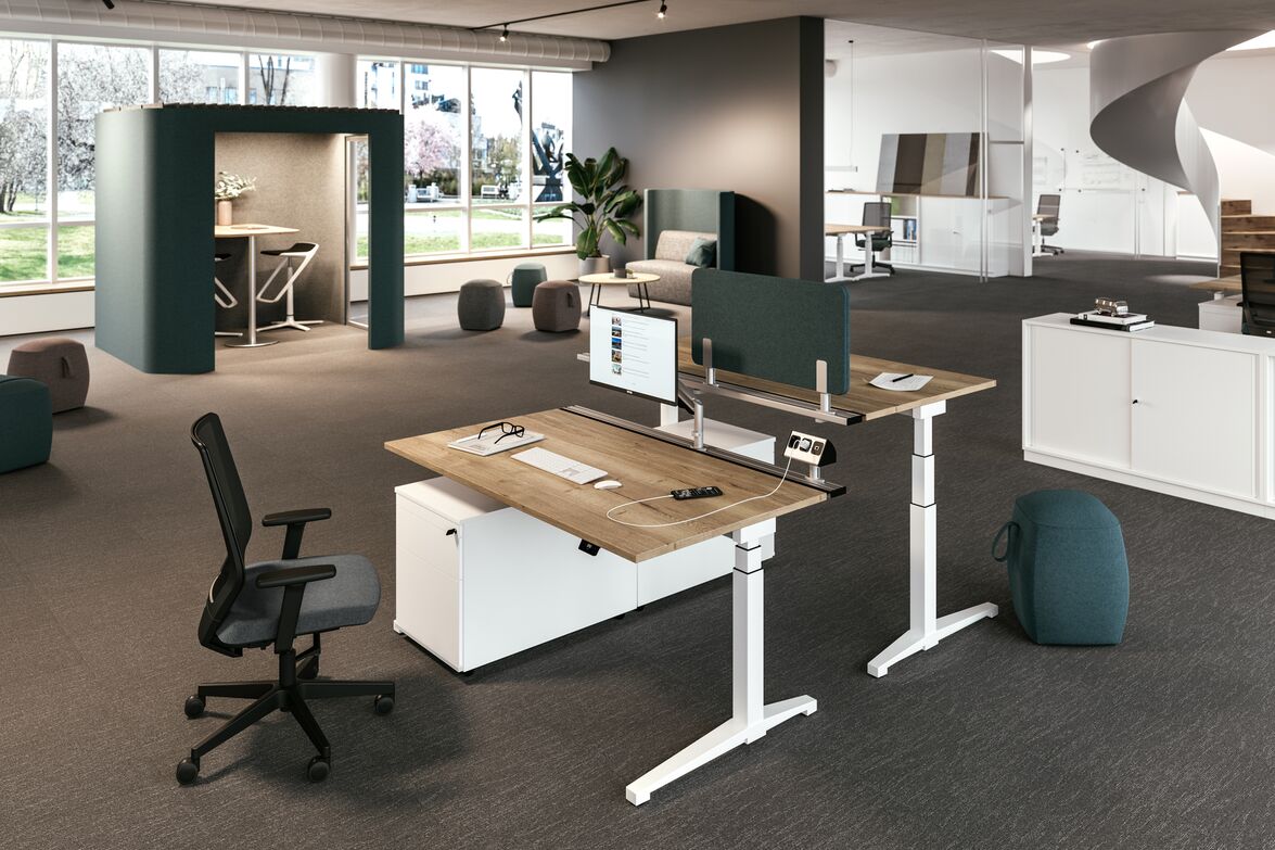 Motortisch mit Holzplatte