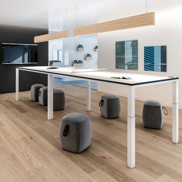 Höhenverstellbarer Konferenztisch