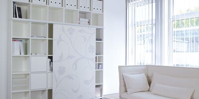 Weißer Büroschrank mit Blumen