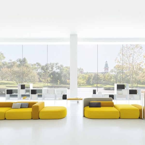 Wartebereich mit gelben Sofas