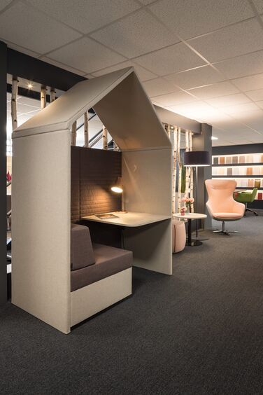 Ausstellung für Arbeitswelten in Köln mit Akustik Haus und Schreibtisch