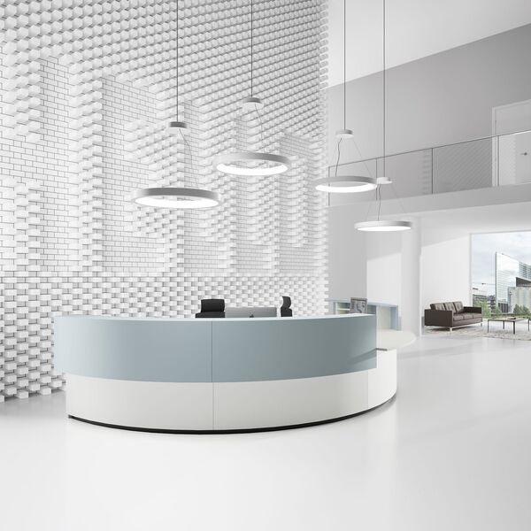 Eingangsbereich mit Rezeption und Licht