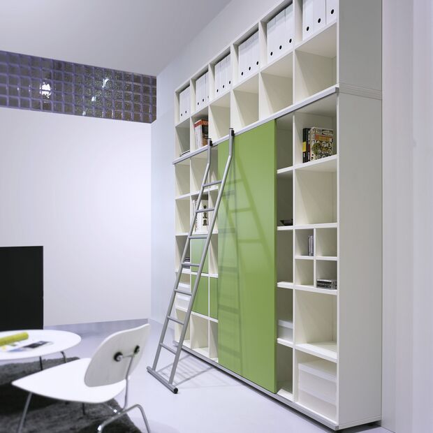 Grüner Büroschrank mit Leiter für effizienten Stauraum