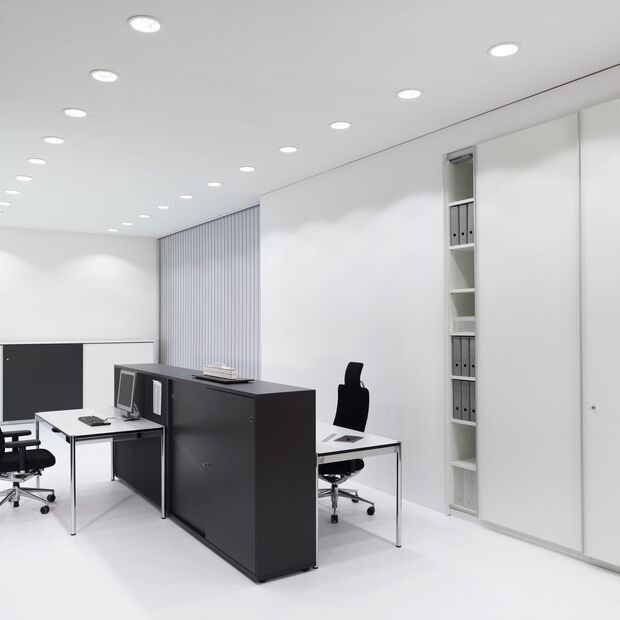 Einbauschrank im Büro für Stauraum