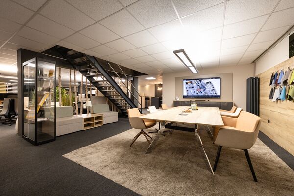 Ergonomischer Arbeitsplatz im Open Space Büro - Büromöbel Ausstellung Köln Ehrenfeld