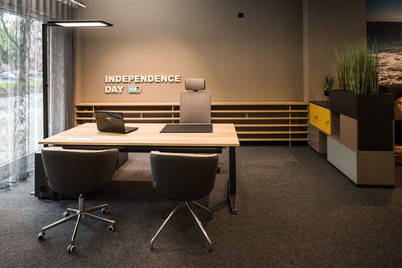 Motortisch für Chefzimmer - Schrader Bürokonzepte