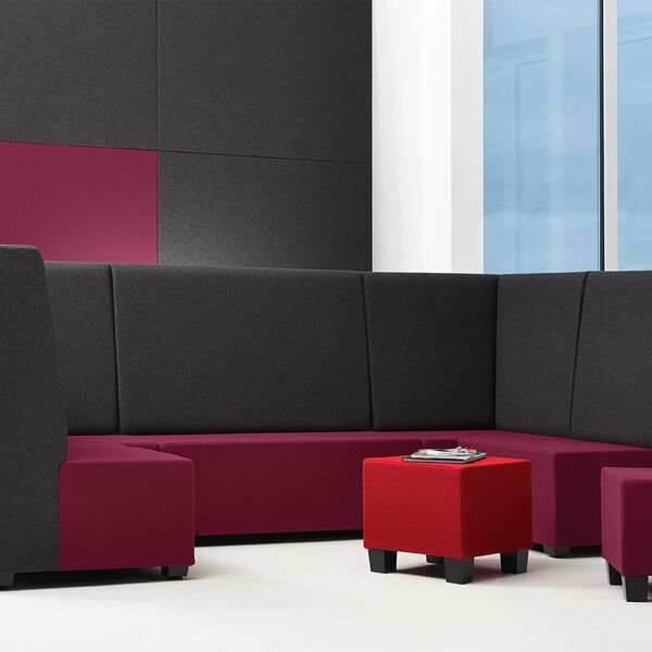 Sitzsofa im Wartebereich in grau mit rot