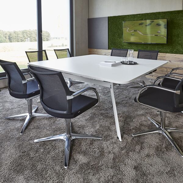 Moderner Konferenztisch mit Bestuhlung - Schrader Bürokonzepte